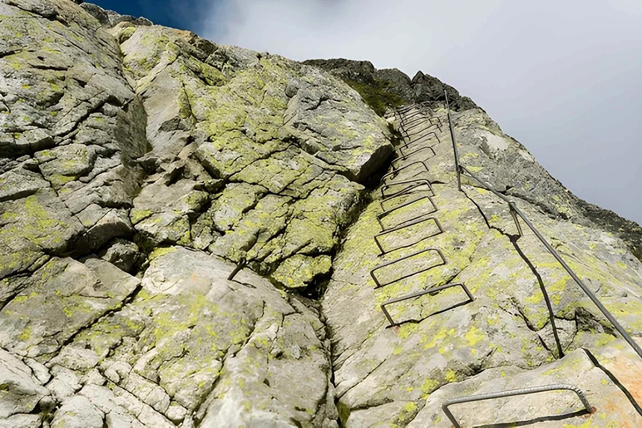 Vía ferrata de Benadalid: pared vertical sobre el Valle del Genal