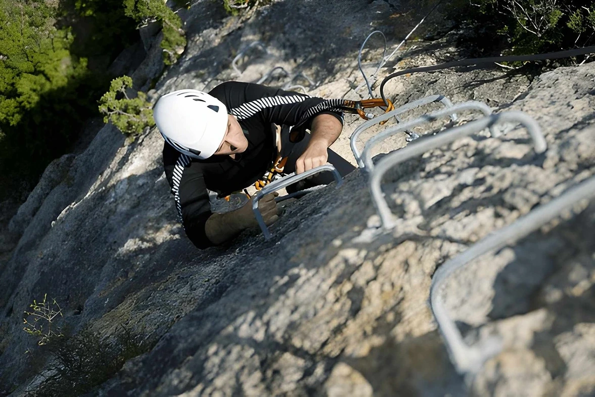 Vía ferrata de Benalauría: progresión vertical inicial por la pared