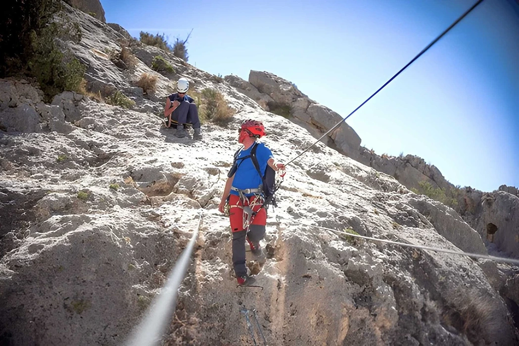 Detalle de la Canal del Peñón en la ferrata de Benalauría, Serranía de Ronda