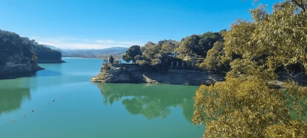Vía ferrata de El Chorro: progresión por la pared caliza