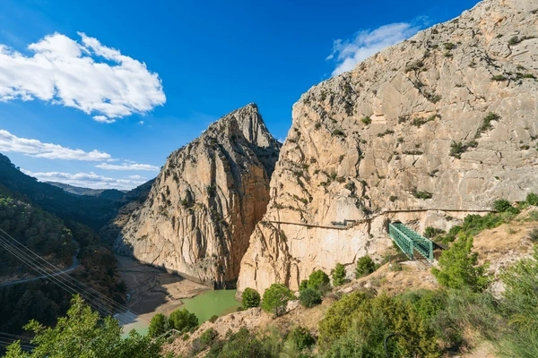 Puente colgante de la vía ferrata de El Chorro sobre el desfiladero
