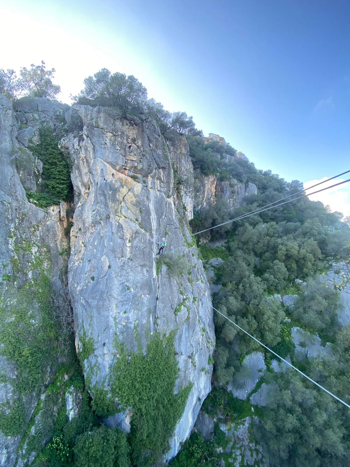 Grupo reducido con Sendalpina en la ferrata del Castillo del Águila